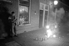 830257 Afbeelding van het afsteken van vuurwerk tijdens Oud en Nieuw in de Brouwerstraat (Zeven Steegjes) te Utrecht.